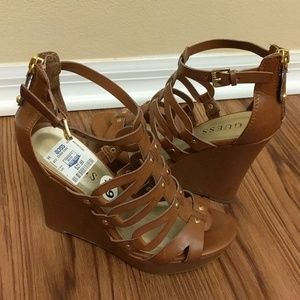 Guess tan wedges